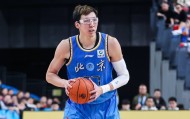 kaiyun-北京送四川24连败！周琦4中4砍11+7 麦基首秀12+6+3连秀单臂暴扣